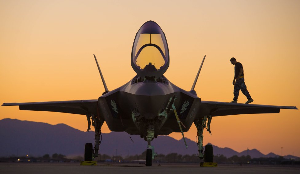 Stíhací letoun F-35 je navržen tak, aby odrážel jen minimum radarových paprsků a byl tak prakticky nezachytitelný. Zbraně například nese uvnitř šachet v trupu. Foto: US Air Force