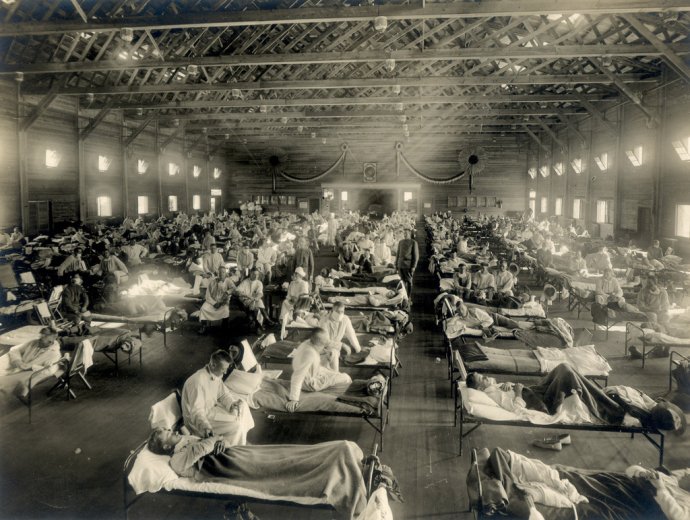 Nouzová nemocnice pro nakažené chřipkou na americké vojenské základně Camp Funston v Kansasu. Foto: autor neznámý