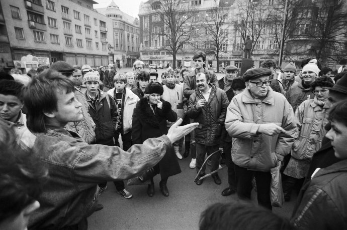 Už více než třicet let veřejné diskusi nic a nikdo nebrání. Jen občas my sami. (Ostrava, 22. 11. 1989.) Foto: ČTK
