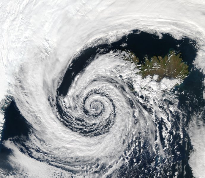 Střed cyklóny nad Islandem. Všimněte si, jak viditelně působí Coriolisova síla. Foto: NASA