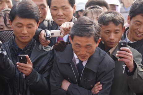 Severokorejci s mobilními telefony (ilustrační snímek z dubna 2012). Foto: Joseph Ferris III, Flickr, CC BY 2.0