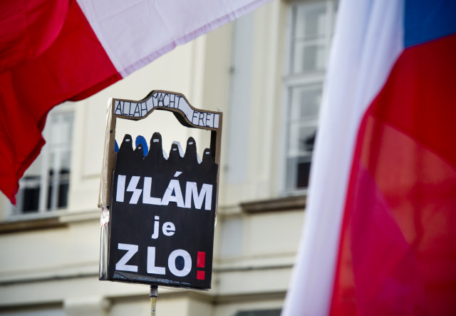 Plakát z demonstrace Bloku proti islámu na Hradčanském náměstí v Praze v únoru 2016. Foto: ČTK