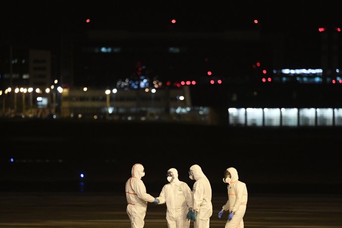 Epidemiologové z evakuačního letu z Číny. Foto: ČTK