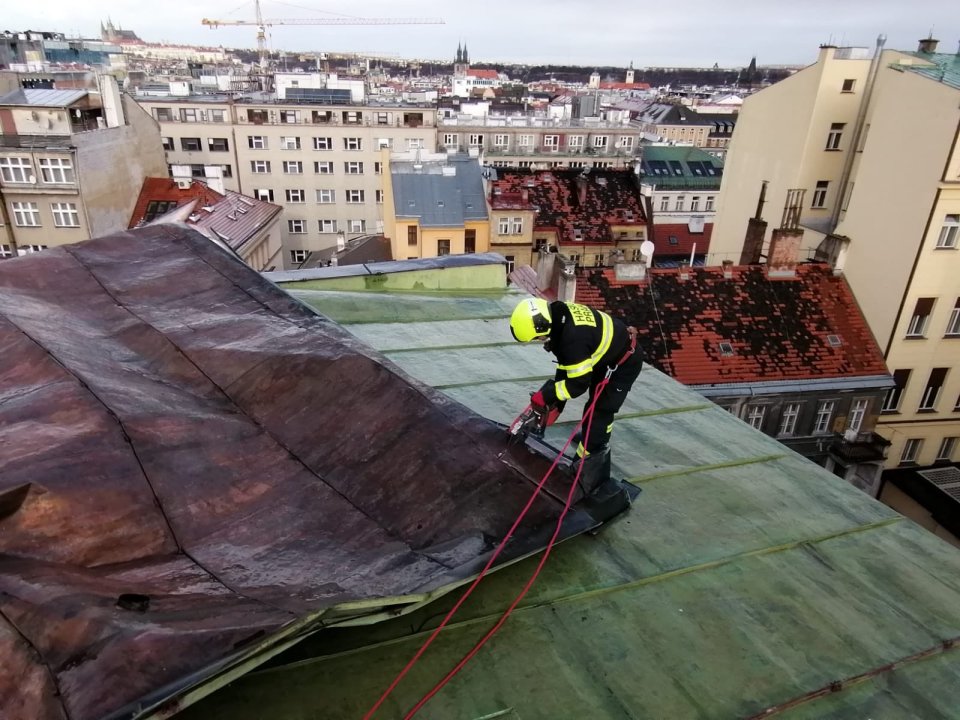 Zásah pražských hasičů u uvolněného plechu na střeše. Foto: HZS Praha