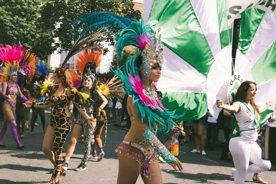 V brazilském Rio de Janeiru se právě koná slavný karneval, kvůli kterému se do země sjíždějí lidé z celého světa. Foto: Kelly Robinson, Unsplash
