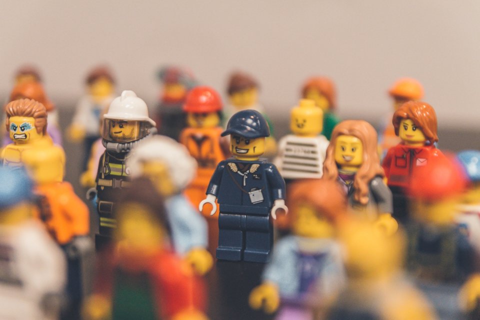 Pro mnohé reprezentují figurky Lego nezapomenutelnou část dětství. Foto: Neonbrand, Unsplash
