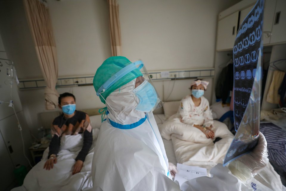 Lékař zkoumá CT snímky pacientů v nemocnici Červeného kříže ve Wu-chanu. Foto: China Daily via Reuters