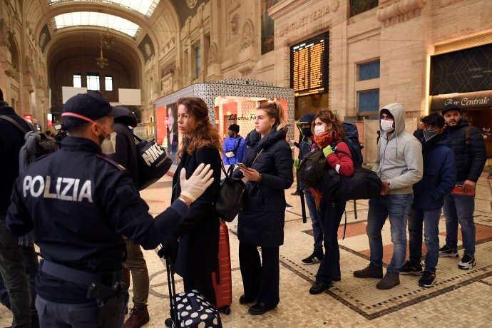 Policejní kontrola cestujících na milánském hlavním vlakovém nádraží. Foto: Daniele Mascolo, Reuters