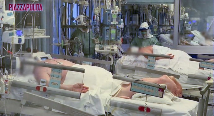 Takto to vypadá při léčbě Covid-19 v nemocnici v severoitalské Cremoně. Foto: Reuters