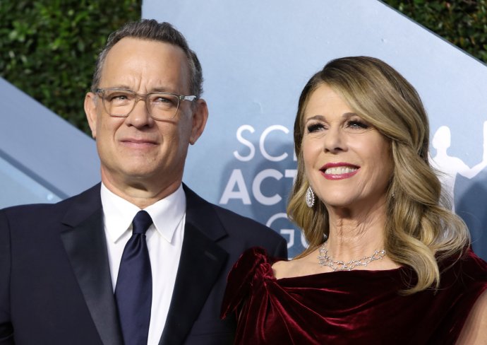 Americký herecký pár Tom Hanks a Rita Wilsonová zjistil, že má koronavirus, při natáčení v Austrálii, kde se také oba nechali testovat. Vládní Centrum pro nemoci CDC včera otestovalo jen osm Američanů. Foto: Monica Almeidaová, Reuters