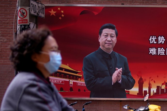 Propagandistický plakát v Šanghaji. Čínský vůdce a generální tajemník Komunistické strany Číny Si Ťin-pching tleská čínské „bitvě s epidemií“. Propaganda tleská Si Ťin-pchingovi. Foto: Aly Song, Reuters