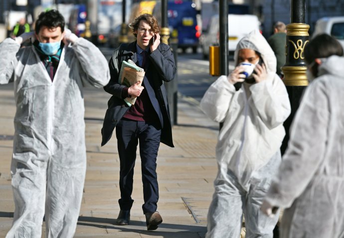 Lidé před sídlem britské vlády v londýnské Downing Street protestují za účinnější opatření v boji proti koronaviru. Foto: PA via Reuters