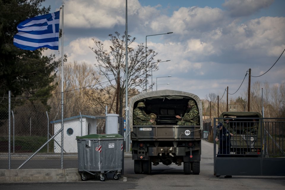 Celé páteční dopoledne proudily k hraniční linii s Tureckem z řecké strany vojenské posily. Foto: Gabriel Kuchta, Deník N
