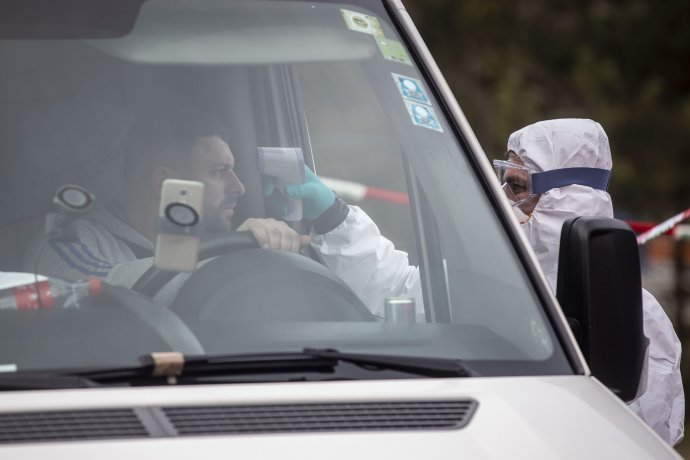 Fotoreportéři Deníku N zachytili opatření proti koronaviru na hranicích i na letišti.
