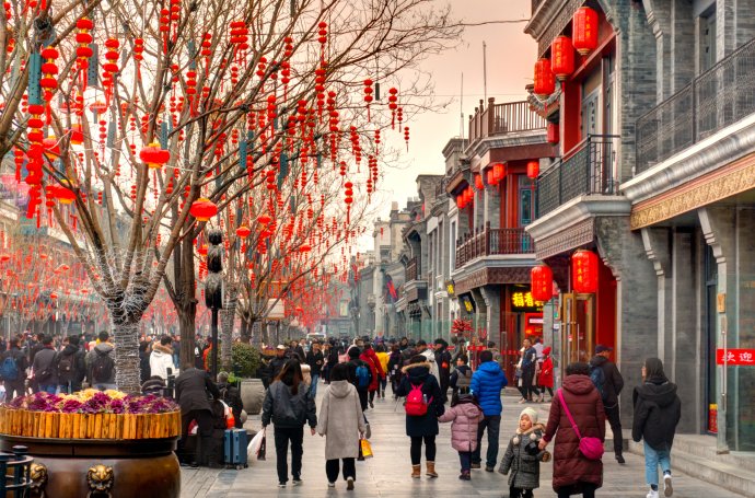 Paradoxní čínský protiklad: země, jež se otevírá a zároveň i zavírá světu. Ilustrační foto: Ulice v pekingské čtvrti Čchien-men. Foto: Adobe Stock
