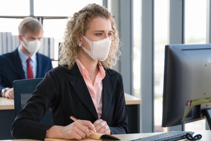Firmy se snaží zabránit zavlečení koronaviru mezi zaměstnance. Ilustrační foto: Adobe stock