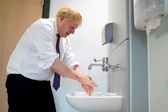 Britský premiér Johnson připomíná, že je důležité mýt si ruce. Foto: Facebook britské vlády, 10downingstreet