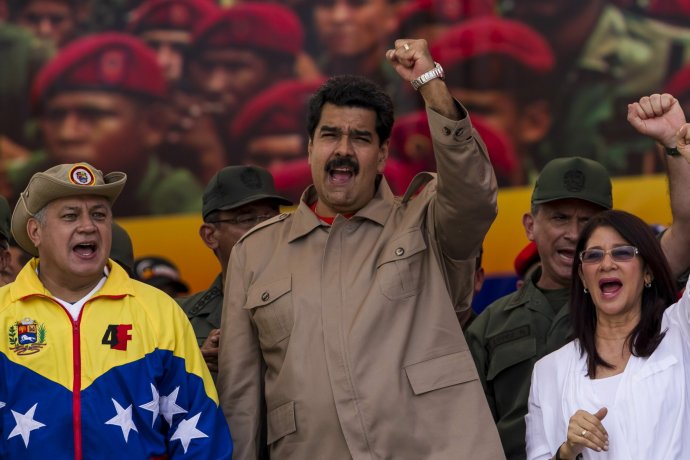 Venezuelský diktátor Nicolás Maduro (uprostřed), jeho žena Cilia Floresová a předseda Národního shromáždění Diosdado Cabello během demonstrace na Madurovu podporu. Foto: ČTK/EFE