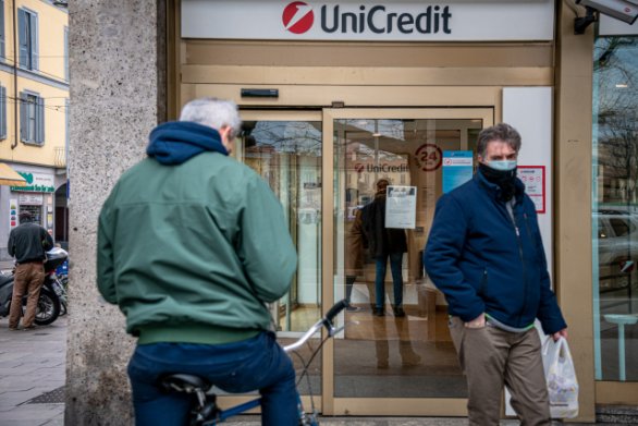 Italové před pobočkou banky UniCredit, ilustrační. Foto: ČTK
