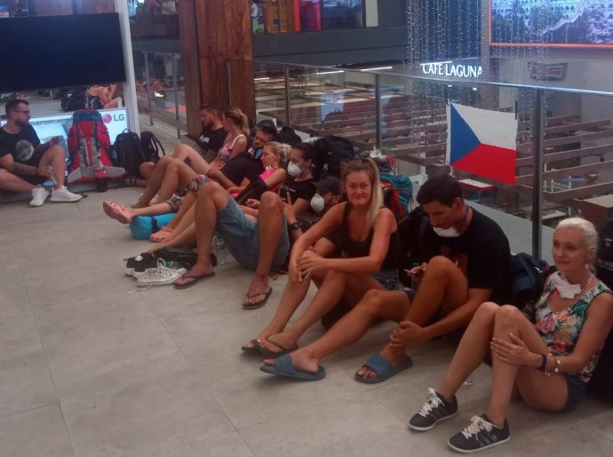 Skupina Čechů čeká již několik dní poblíž letiště v Cebu. Foto: Petr Tyleček