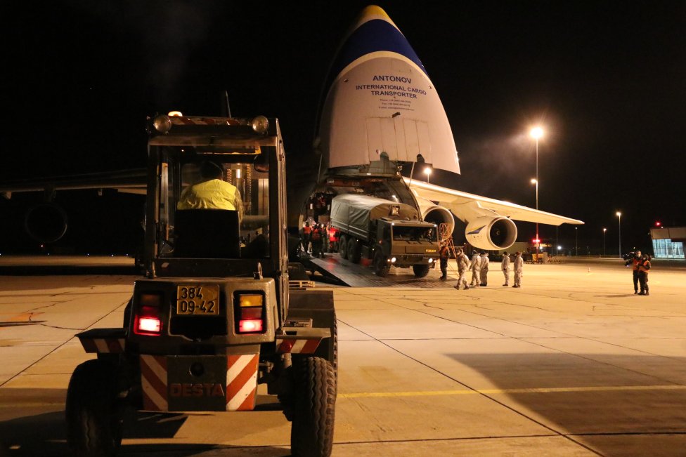 Přílet ukrajinského letounu Antonov An-124 s ochrannými pomůckami na letiště v Pardubicích. Foto: Armáda ČR