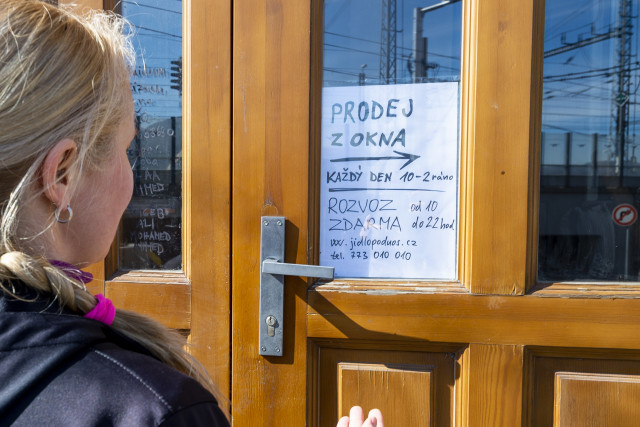 Restaurace uzavřená kvůli vládnímu nařízení během pandemie. Ilustrační foto: ČTK