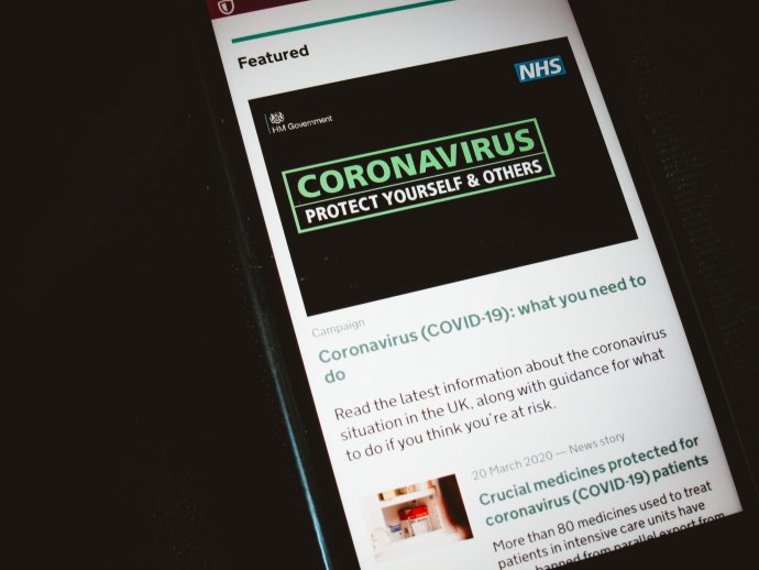 Koronavirus – chraňte sebe i ostatní. Informace o opatřeních v Británii v aplikaci. Foto: helloimnik, Unsplash