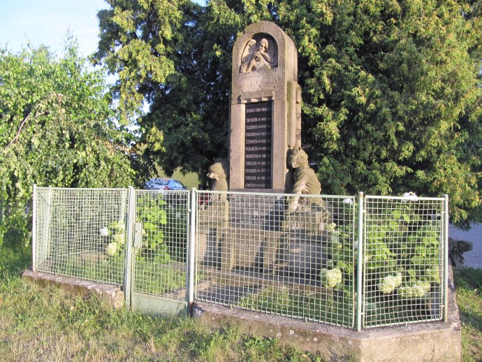 V téměř každém českém, moravském a slezském městečku či vesnici najdeme pomník se jmény padlých během první světové války (Bučovice, okres Vyškov). Foto: palickap, Wikimedia Commons (CC BY 3.0)