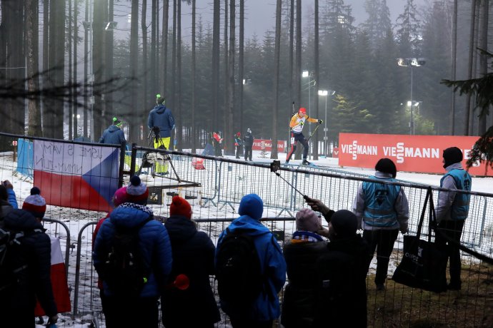 Po těžkém stoupání si závodníci užili alespoň trochu atmosféry, o kterou se vedle Čechů starali i fanoušci z Ukrajiny, Německa nebo Norska. Foto: Ludvík Hradilek, Deník N