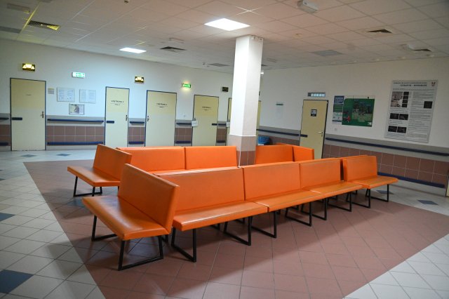 Prázdná čekárna ve Fakultní nemocnici v Brně-Bohunicích, která čelí od 13. března 2020 ráno kybernetickému útoku. Foto: Igor Dehl, ČTK