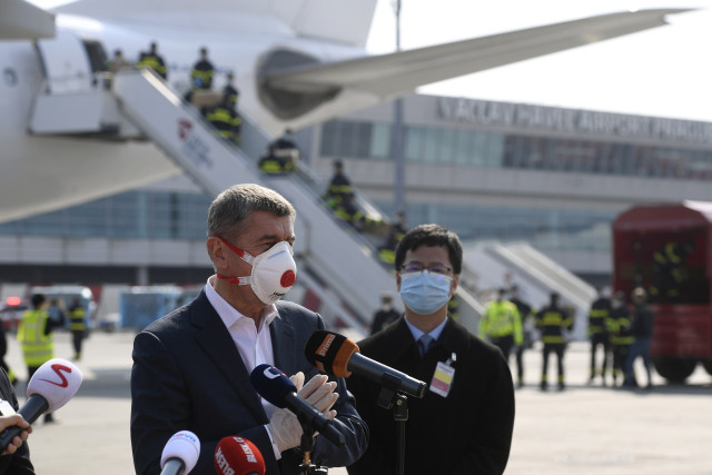 Premiér Andrej Babiš s čínským velvyslancem vítají letoun s čínskými zdravotnickými potřebami. Foto: ČTK