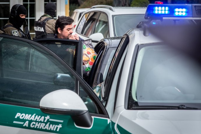 Policie převáží Mariana Kočnera. Foto: Tomáš Benedikovič, Denník N