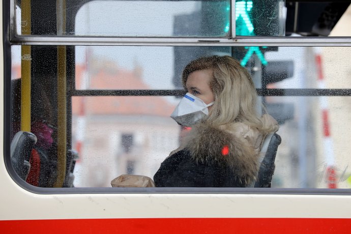 Pražský dopravní podnik zaměstnance instruoval, aby osobně neupozorňovali cestující na povinnost nosit ochranu úst a nosu, podle toho brněnského to naopak tamní revizoři vyžadují. Ilustrační foto: Ludvík Hradilek, Deník N