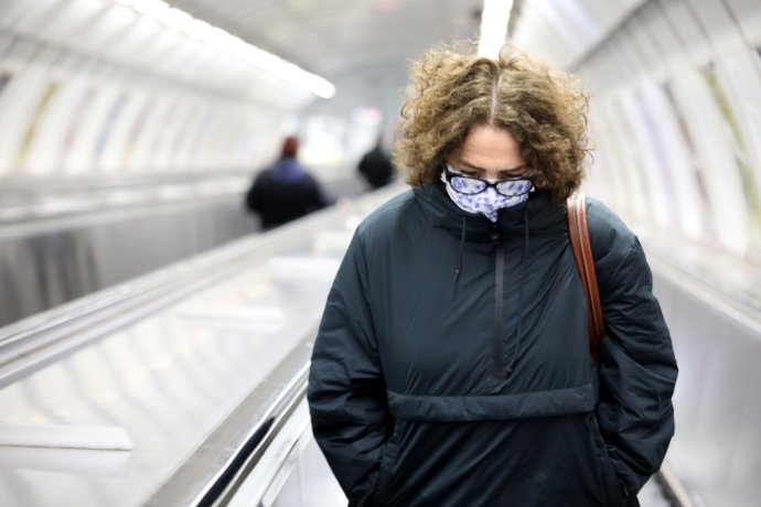Epidemie totálně změnila náš život. Nevrátila nás ale v jistém smyslu k něčemu, co je vlastně víc normální než běžný politický provoz Česka? Ilustrační foto: Ludvík Hradilek, Deník N