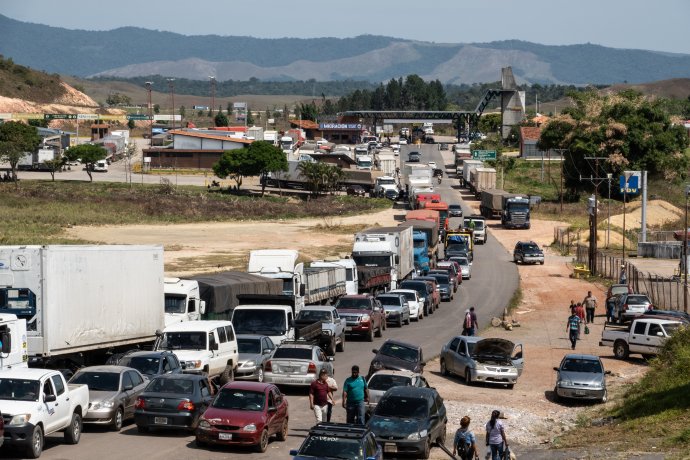 Venezuelsko-brazilská hranice v březnu. Kolonu na fotografii tvoří auta venezuelských utečenců. Foto: Tomáš Forró, Denník N