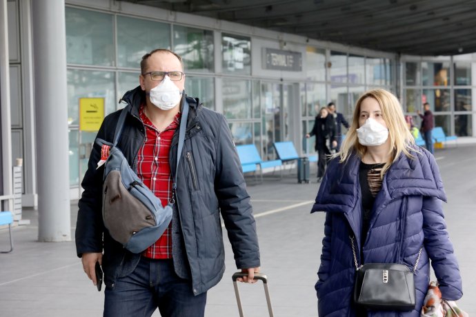 Lidé se chrání proti nákaze koronavirem na pražském letišti. Foto: Ludvík Hradilek, Deník N