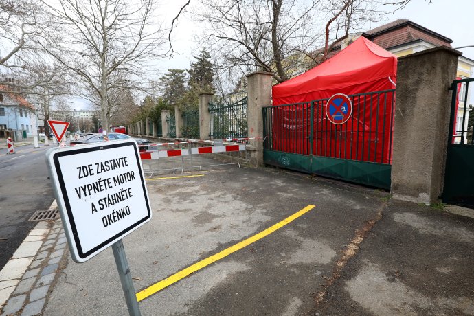 Připravené testovací místo drive in u FN Královské Vinohrady. Foto: Ludvík Hradilek, Deník N