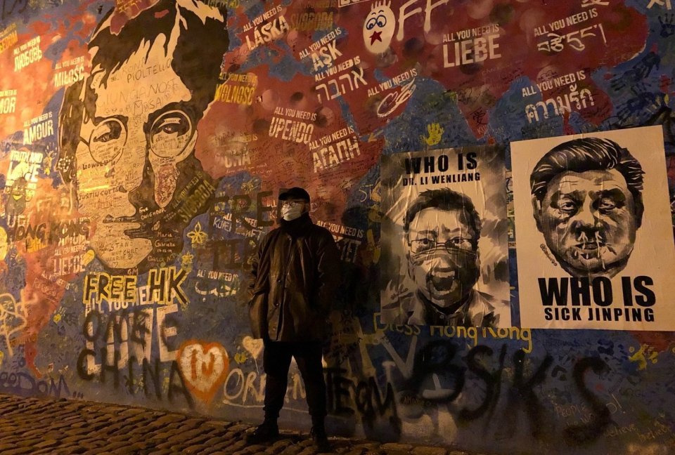 Badiucao poprvé před Lennonovou zdí, březen 2020 a kritika postupu Komunistické strany Číny v počátcích pandemie. Foto: archiv Badiucao