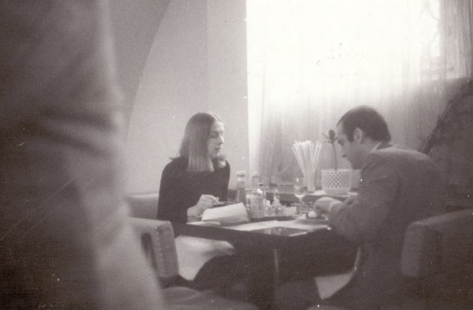 Richard Dearlove na večeři s manželkou v restauraci U Labutě. Foto: Archiv bezpečnostních složek, fond Správa sledování SNB
