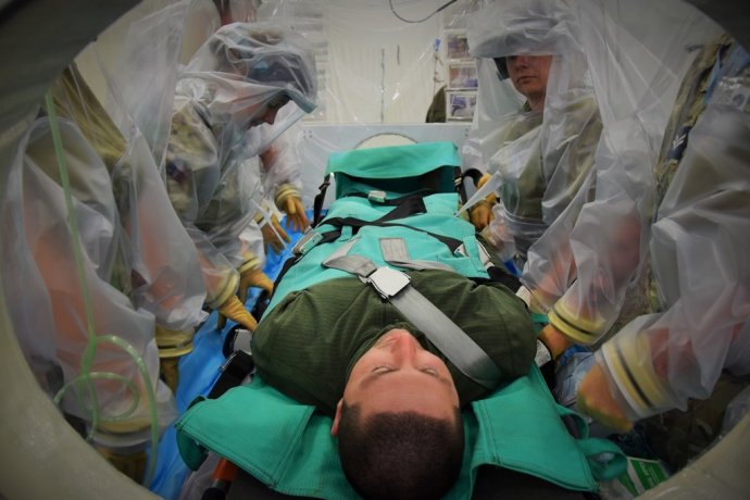 Nácvik převozu pacienta s nebezpečnou nákazou, cvičení Vigorous Warrior 2019. Foto: Agentura vojenského zdravotnictví, Armáda ČR