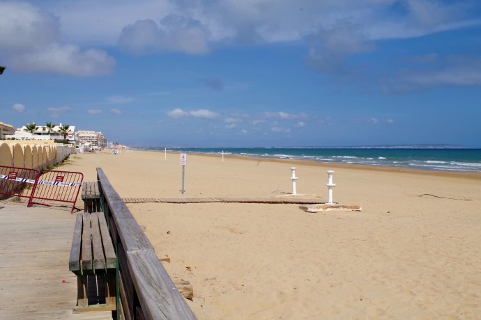 Prázdná pláž ve Valencijském společenství ve Španělsku. Foto: Václav Rákos