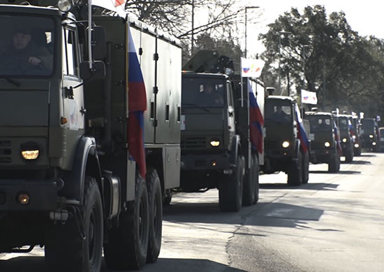 Ruský vojenský konvoj s pomocí pro strádající oblasti projíždí Itálií. Zdroj: MO RF