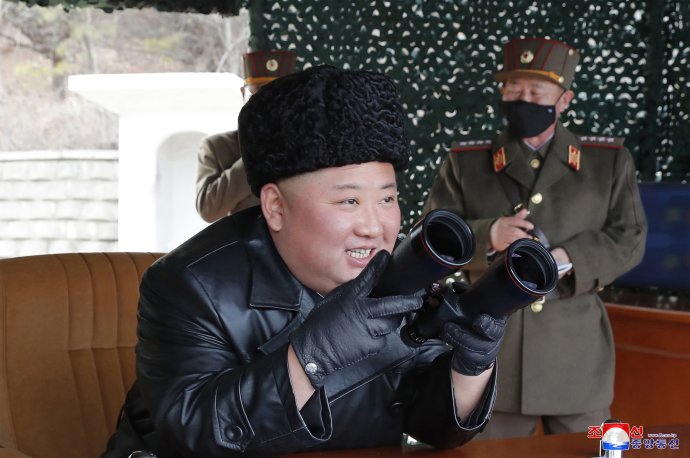 Kim Čong-un na armádním cvičení ve Wonsanu, březen 2020. Podle údajných „přísně tajných“ zpráv byl tehdy necelý měsíc po druhé operaci srdce. Foto: LANA via Reuters