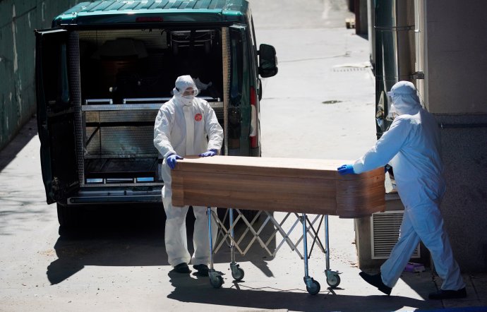Pracovníci madridské pohřební služby odvážejí rakev s obětí nemoci covid-19 z pečovatelského domu v Leganes poblíž španělského hlavního města. Foto: Juan Medina, Reuters