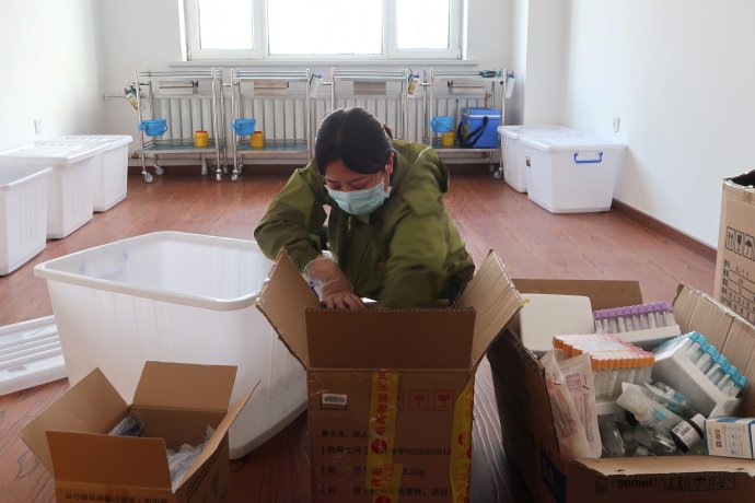 Zdravotnice v provizorní nemocnici ve městě Suej-fen-che třídí zkumavky a další potřebný materiál k testování a léčbě pacientů. Čínská provincie Chej-lung-ťiang při hranicích s Ruskem hlásí přes 300 případů nákazy u lidí, kteří se vrátili právě z Ruska; drtivá většina z nich je v pohraničním Suej-fen-che. Foto: Yew Lun Tian, Reuters