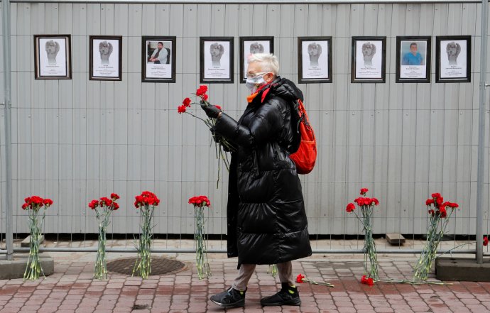 Žena u improvizovaného petrohradského památníku zdravotníků, kteří v Petrohradě a Leningradském kraji zemřeli během pandemie koronaviru SARS-CoV-2. Foto: Anton Vaganov, Reuters