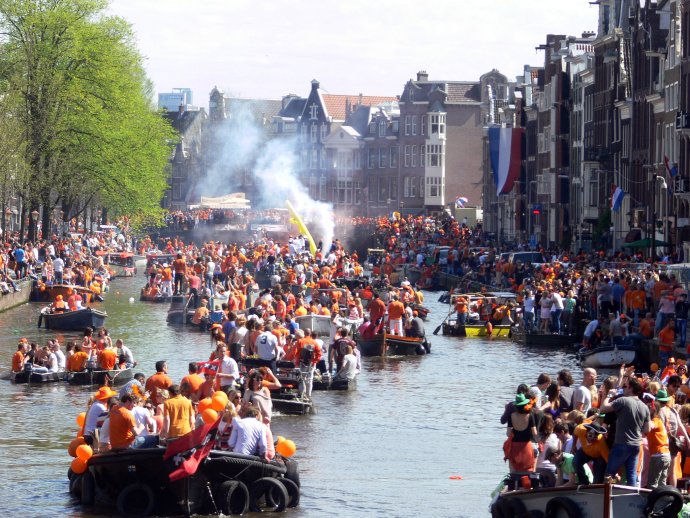 Řada obyvatel Amsterdamu vyráží slavit Králův den na některý z místních kanalů. Samozřejmě v oranžovém. Foto: Wikimedia Commons, (CC BY-SA 3.0)