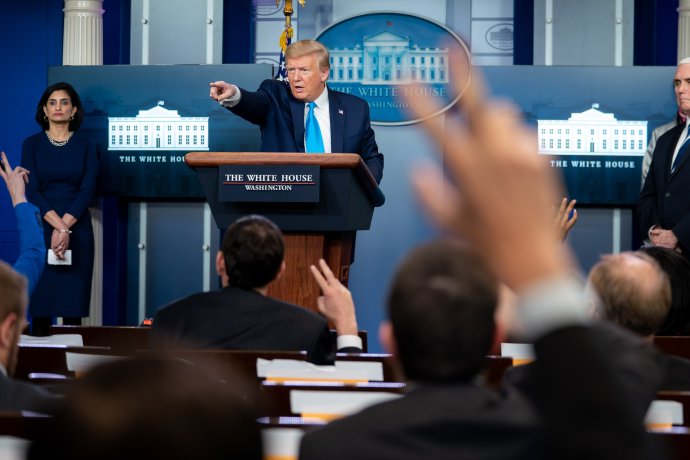 Donald Trump na pravidelné tiskovce ke koronaviru v Bílém domě. Foto: Gage Skidmore, Flickr
