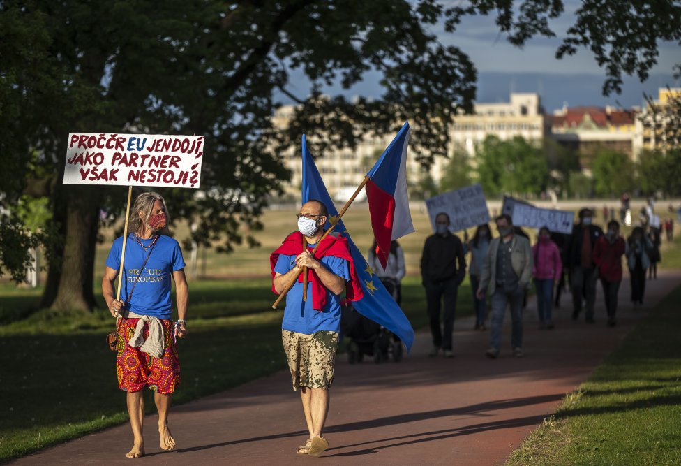 Obrazem: V Praze protestovaly „procházkou“ stovky lidí. Cíl jim určoval tlampač