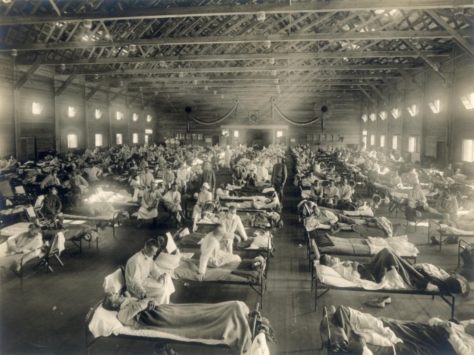 Pandemie španělské chřipky z 20. let 20. století byla jakýmsi apendixem jiné globální kalamity, tedy první světové války. Řádila sice ve městech po celém světě, ale lidé ji vnímali spíše lokálně (na snímku provizorní nemocnice v americkém Kansasu). Foto: National Museum of Health and Medicine, USA